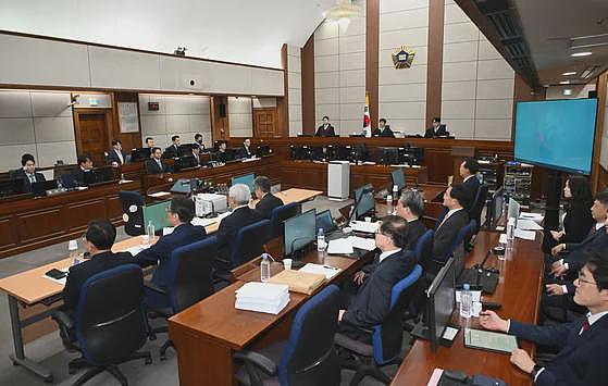 尹锡悦受审现场曝光:紧闭双唇,眼睛直视前方(组图) - 5