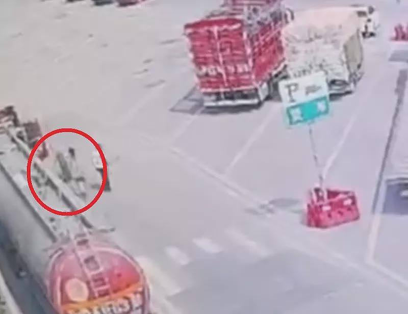 中国高速路：轮胎脱落滚1公里，在服务区撞死女子（组图） - 1