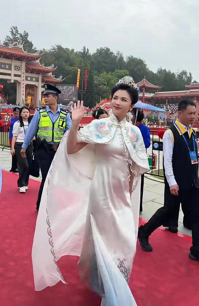 刘涛为妈祖庆生一级警督护航，身边全是大佬，变装视频点赞超300万（组图） - 11