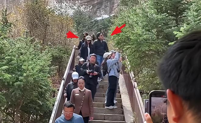 郭晶晶全家山西旅游，霍中曦牵着爷爷的手，三个孩子都很有家教（组图） - 4