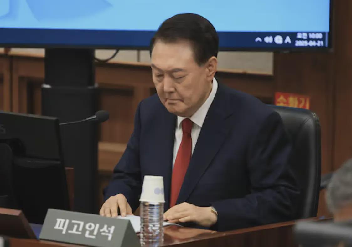 尹锡悦受审现场曝光:紧闭双唇,眼睛直视前方(组图) - 1