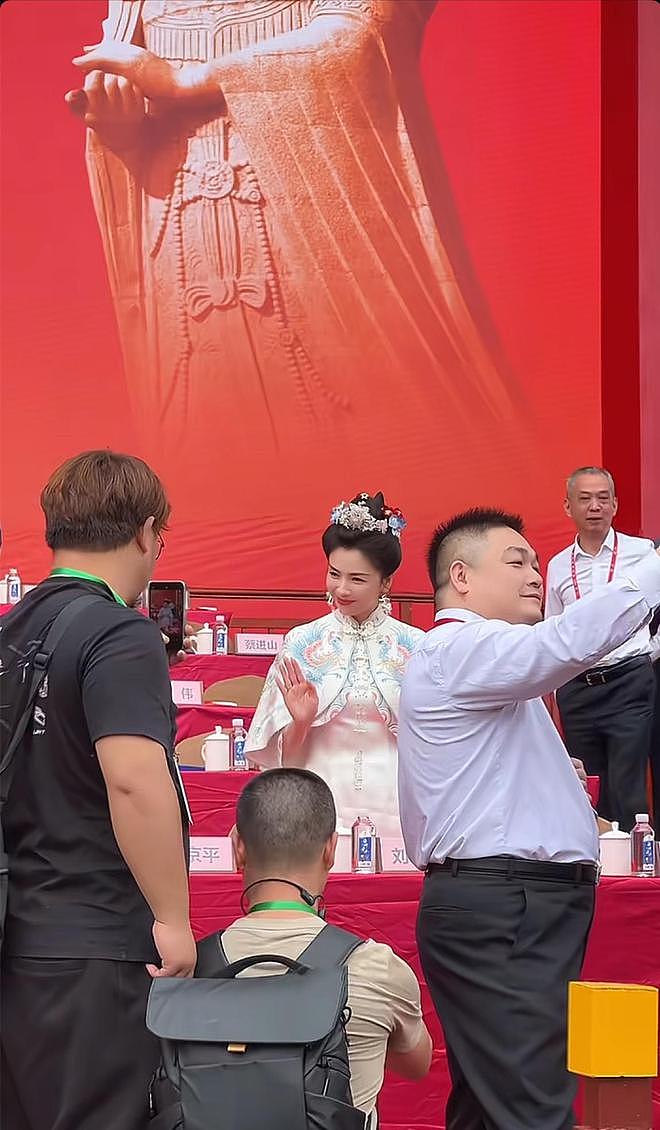 刘涛为妈祖庆生一级警督护航，身边全是大佬，变装视频点赞超300万（组图） - 12