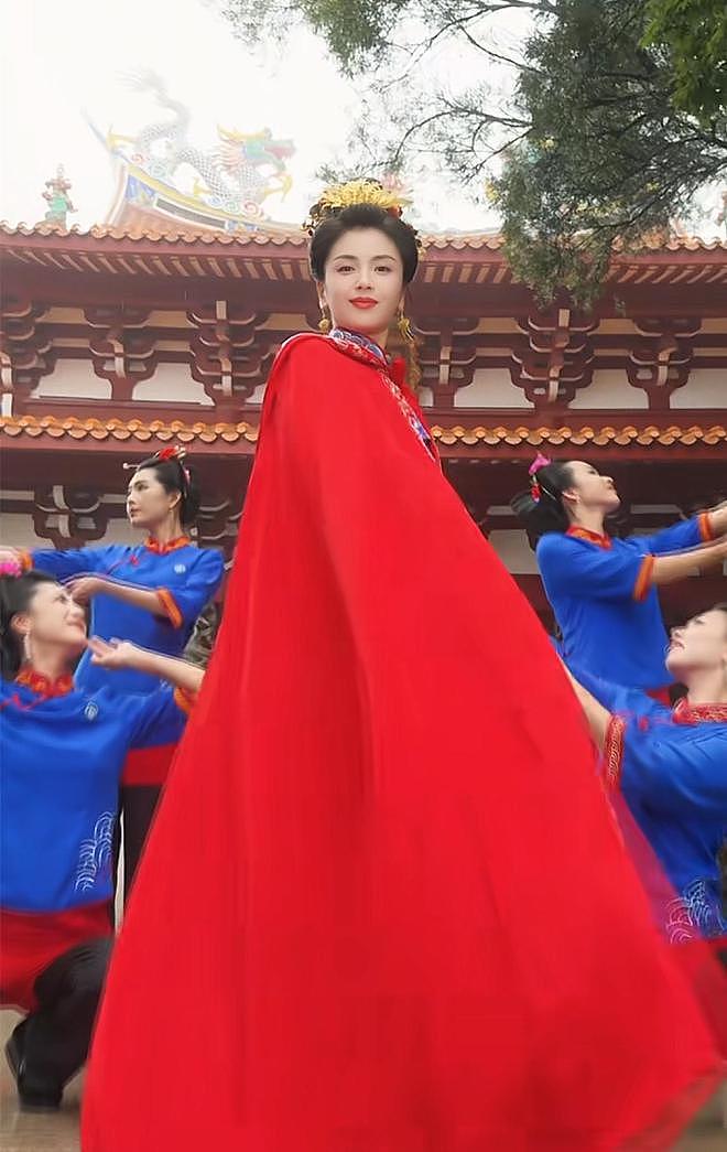 刘涛为妈祖庆生一级警督护航，身边全是大佬，变装视频点赞超300万（组图） - 16