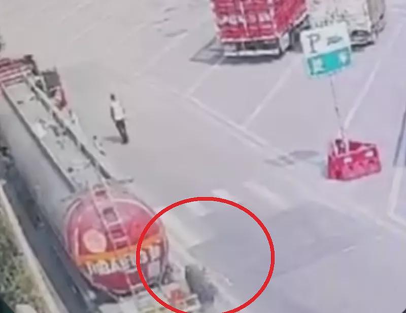 中国高速路：轮胎脱落滚1公里，在服务区撞死女子（组图） - 2