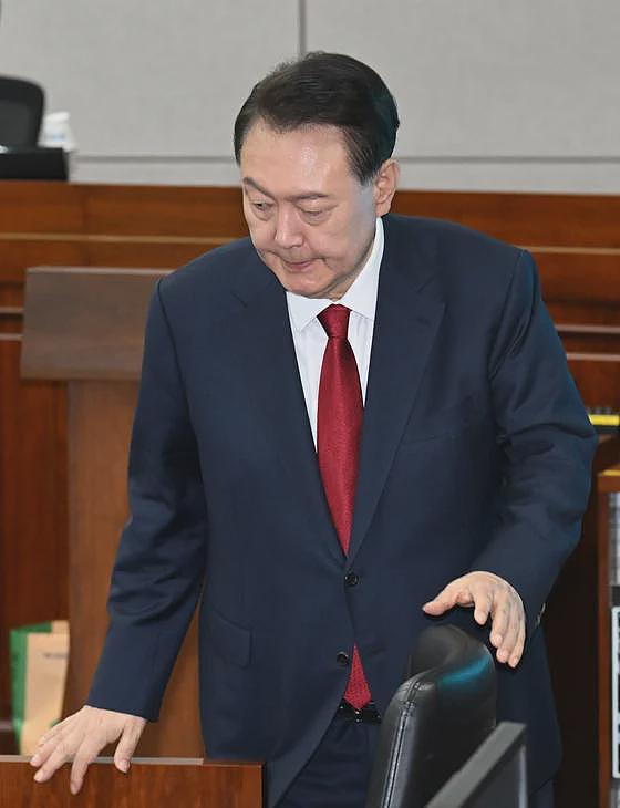 尹锡悦受审现场曝光:紧闭双唇,眼睛直视前方(组图) - 4