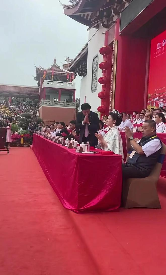 刘涛为妈祖庆生一级警督护航，身边全是大佬，变装视频点赞超300万（组图） - 14