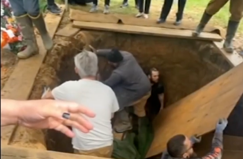 史上最翻车！扶灵人全体坠墓，最惨的是死者亲儿子直接拍在棺材底…（组图） - 7