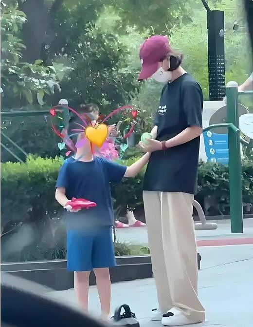 人生赢家！赵丽颖给儿子狂买礼物尽显母爱，搭想想肩膀温馨幸福（组图） - 9