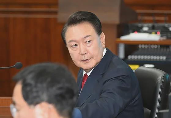 尹锡悦受审现场曝光:紧闭双唇,眼睛直视前方(组图) - 2