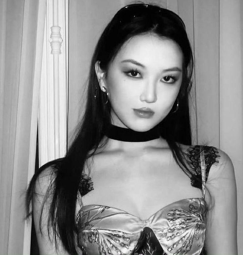 王菲19岁女儿抽烟照，网：愈来愈像爸妈（组图） - 2