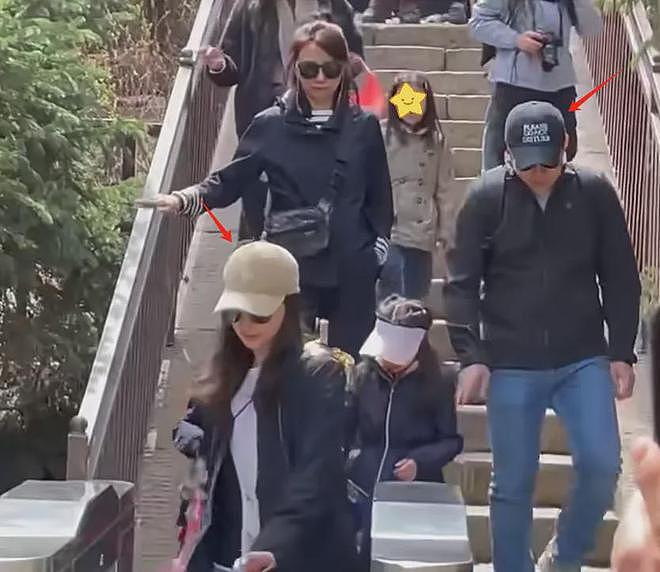 郭晶晶全家山西游玩，79岁霍震霆体格硬朗，登悬空寺还抽空带娃（组图） - 12