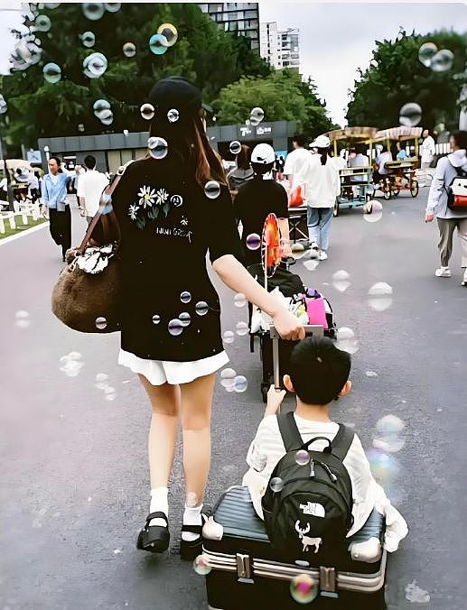 人生赢家！赵丽颖给儿子狂买礼物尽显母爱，搭想想肩膀温馨幸福（组图） - 10