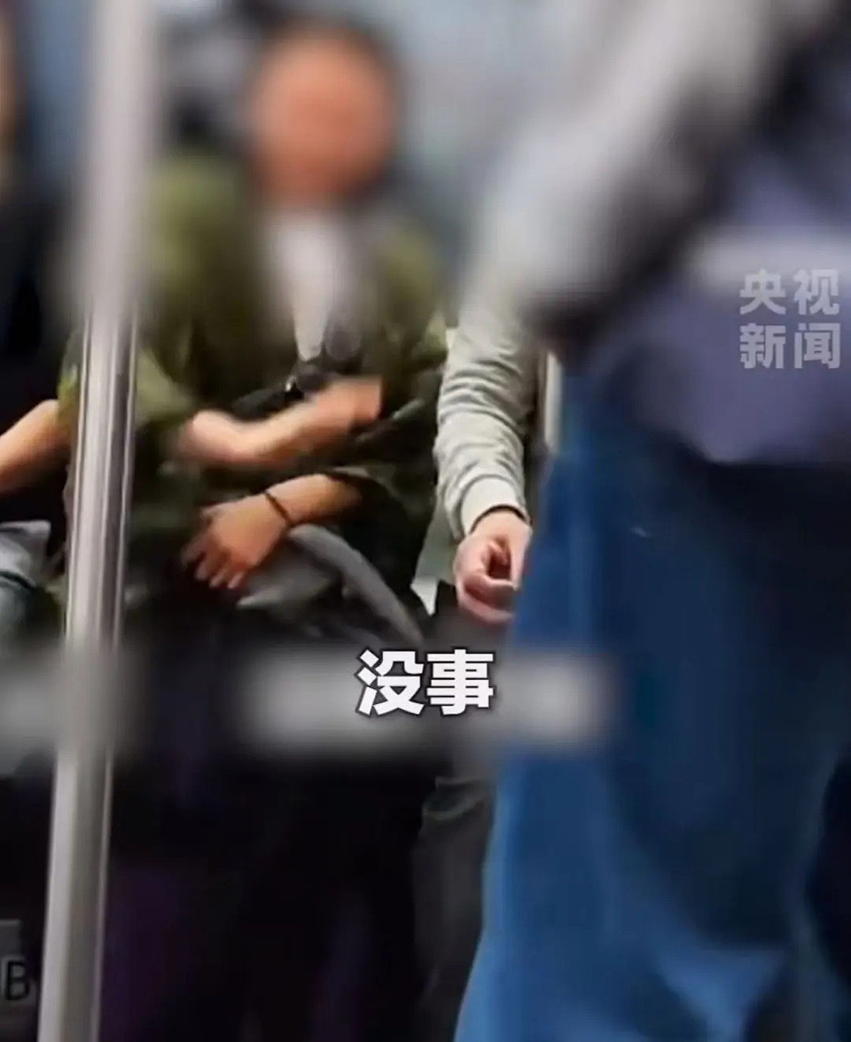 热搜第一！务工大哥坐地铁被邻座骂脏，她挺身而出：“我愿意跟他挨着”（视频/组图） - 3