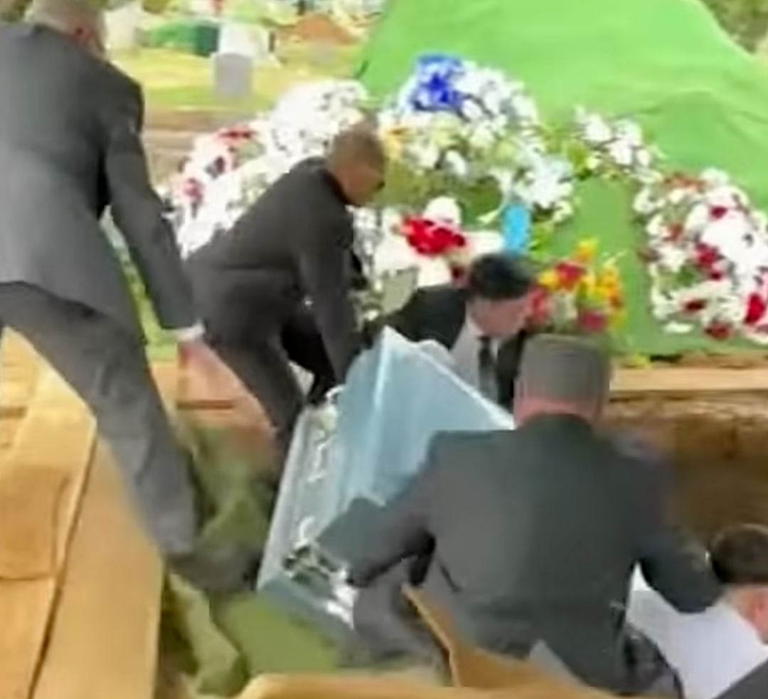 史上最翻车！扶灵人全体坠墓，最惨的是死者亲儿子直接拍在棺材底…（组图） - 5