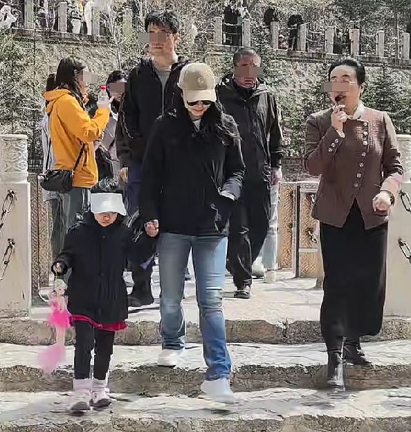 郭晶晶全家山西游玩，79岁霍震霆体格硬朗，登悬空寺还抽空带娃（组图） - 15