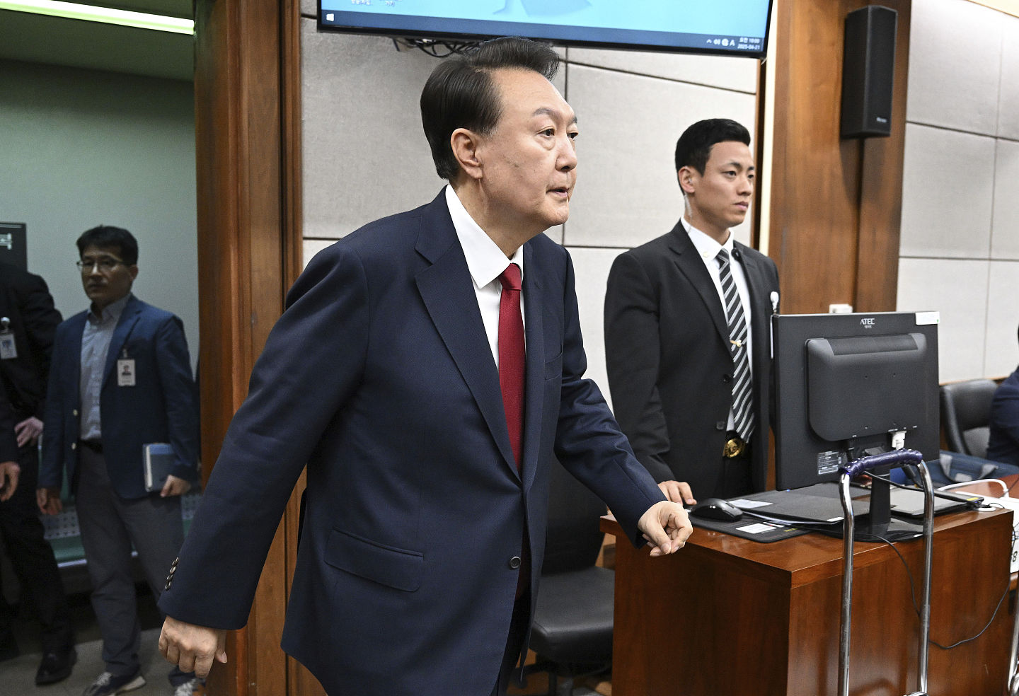 尹锡悦内乱被告出庭模样首曝光，躲镜头紧闭双唇（组图） - 2