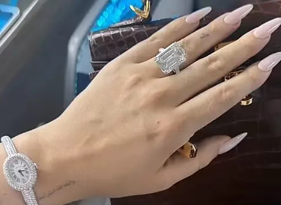 全网吃瓜！ C罗女友秀钻戒逼婚？ 拖9年死不娶，她早赚够3辈子财富，柜姐逆袭记（组图） - 2