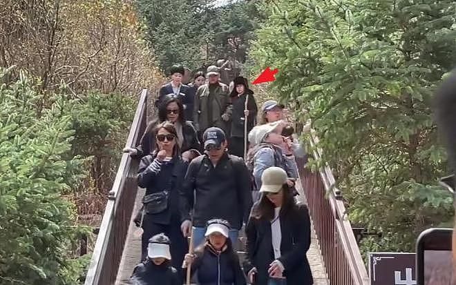 郭晶晶全家山西旅游，霍中曦牵着爷爷的手，三个孩子都很有家教（组图） - 5