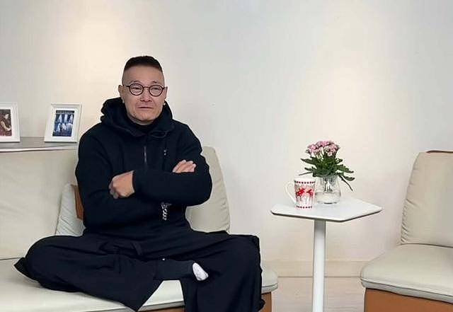 前妻烧炭自杀身亡！香港知名男星和儿子抱头痛哭（组图） - 5