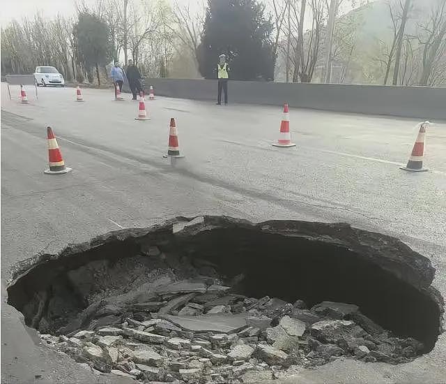 路面凌晨突陷直径4米大坑，55岁货车司机车毁人亡，家属：不知谁来管（组图） - 1