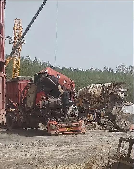路面凌晨突陷直径4米大坑，55岁货车司机车毁人亡，家属：不知谁来管（组图） - 2