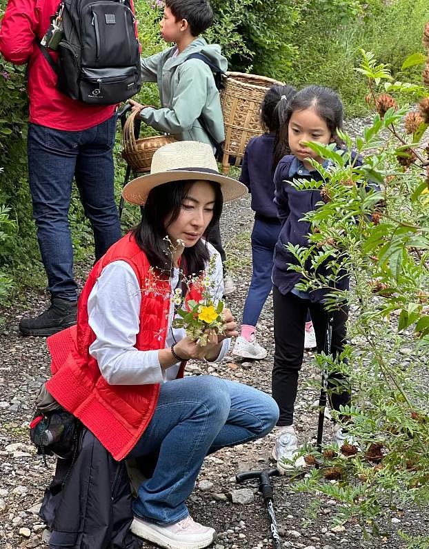 郭晶晶全家山西旅游，霍中曦牵着爷爷的手，三个孩子都很有家教（组图） - 8
