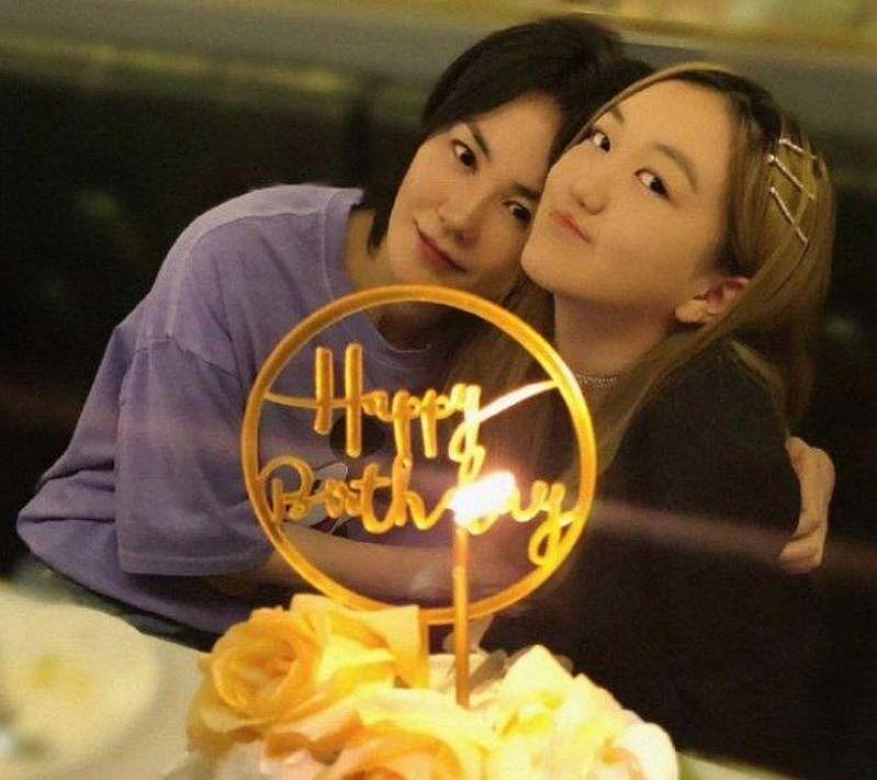 王菲19岁女儿抽烟照，网：愈来愈像爸妈（组图） - 3