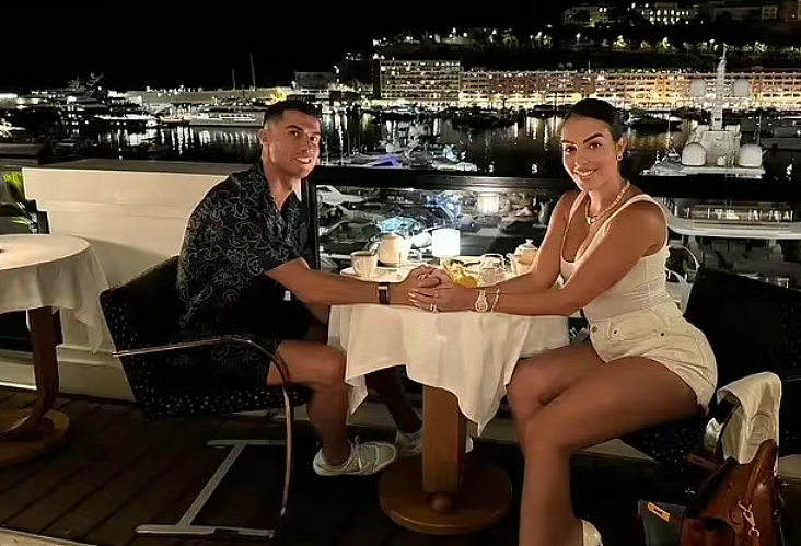 全网吃瓜！ C罗女友秀钻戒逼婚？ 拖9年死不娶，她早赚够3辈子财富，柜姐逆袭记（组图） - 4