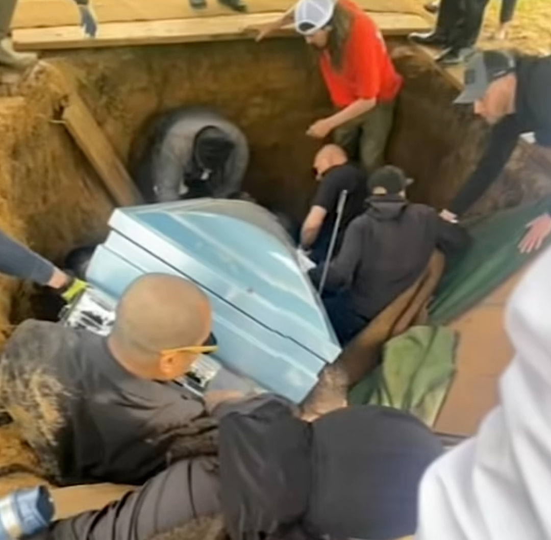史上最翻车！扶灵人全体坠墓，最惨的是死者亲儿子直接拍在棺材底…（组图） - 4