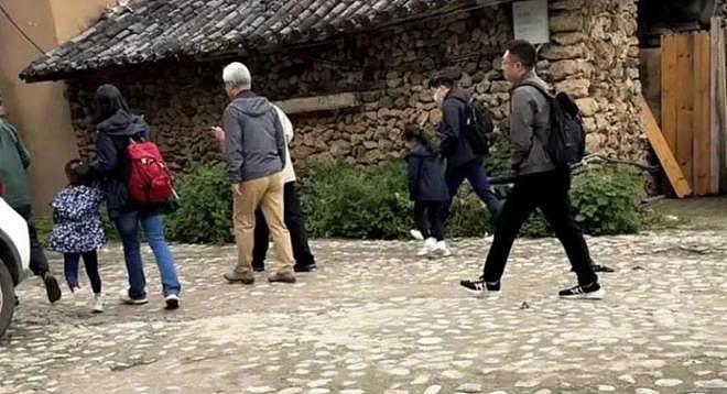 郭晶晶全家山西旅游，霍中曦牵着爷爷的手，三个孩子都很有家教（组图） - 9