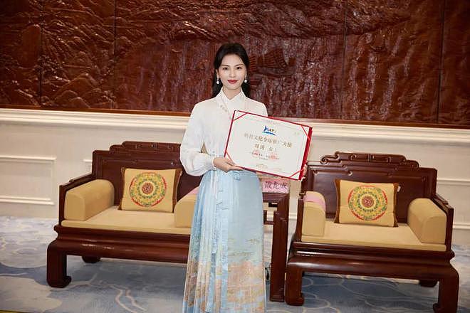 刘涛为妈祖庆生一级警督护航，身边全是大佬，变装视频点赞超300万（组图） - 3