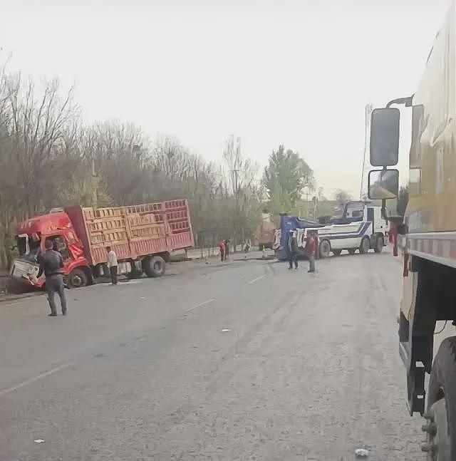 路面凌晨突陷直径4米大坑，55岁货车司机车毁人亡，家属：不知谁来管（组图） - 3