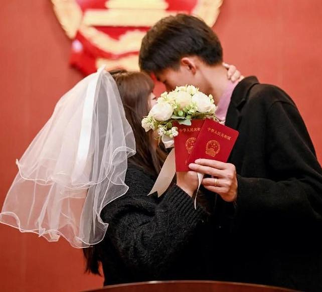 离谱!三人行婚礼后续,女方身份被扒,曝父母都同意,男方太炸裂(组图) - 6