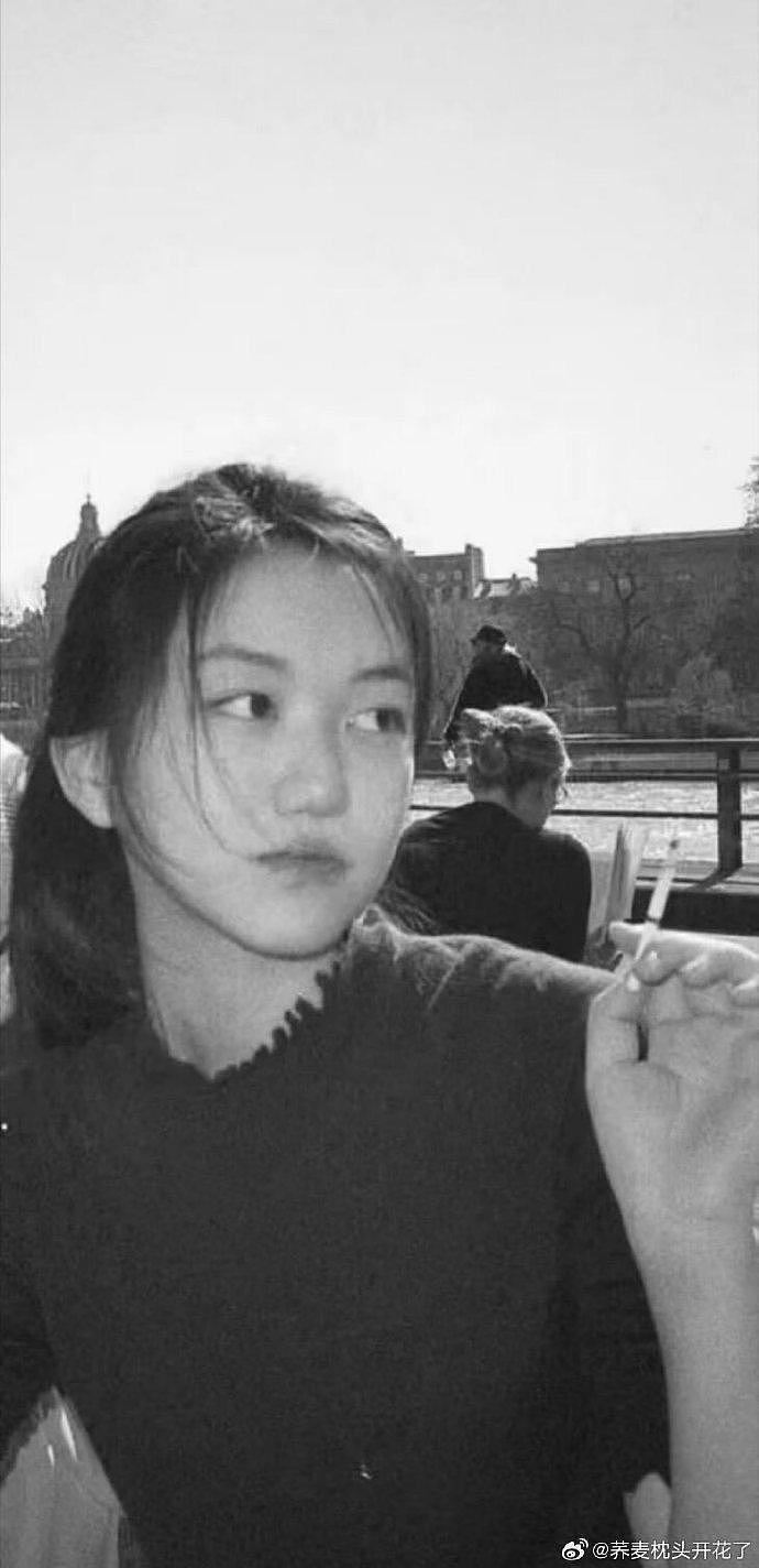 王菲19岁女儿抽烟照，网：愈来愈像爸妈（组图） - 1