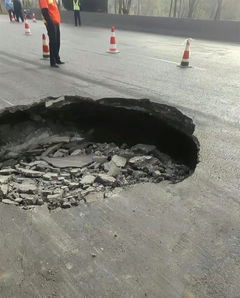 中国一国道疑偷工减料，路基塌陷 4车追撞2人死（组图） - 2