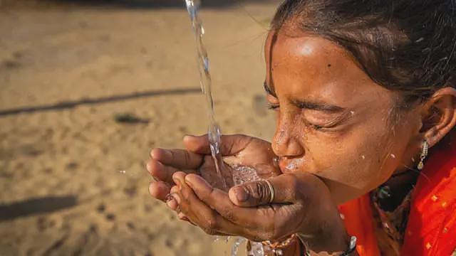 喝多少水才算过量？水分摄取太多与脱水的风险（组图） - 1