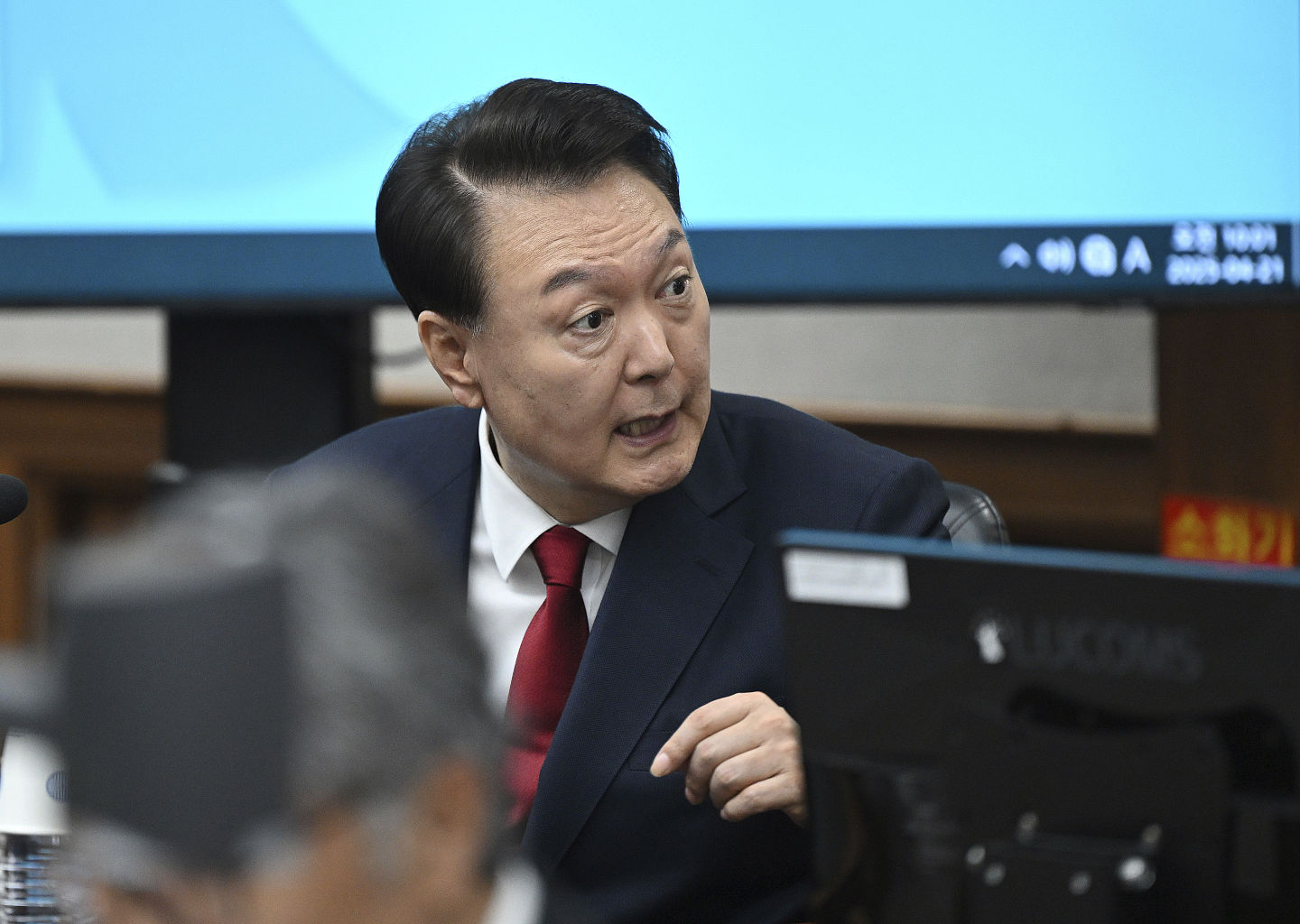 尹锡悦内乱被告出庭模样首曝光，躲镜头紧闭双唇（组图） - 3