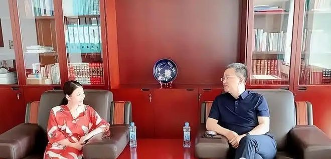 80后国企“美女董事长”：掌管500亿资产，白天工作，晚上解扣子（组图） - 2