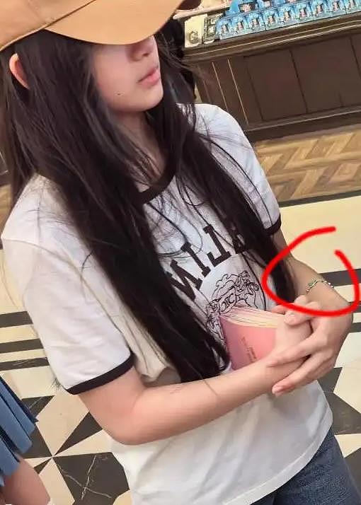 大S女儿在北京露面,玥儿戴手链,素颜特别像大S,可爱文静的女孩(组图) - 7