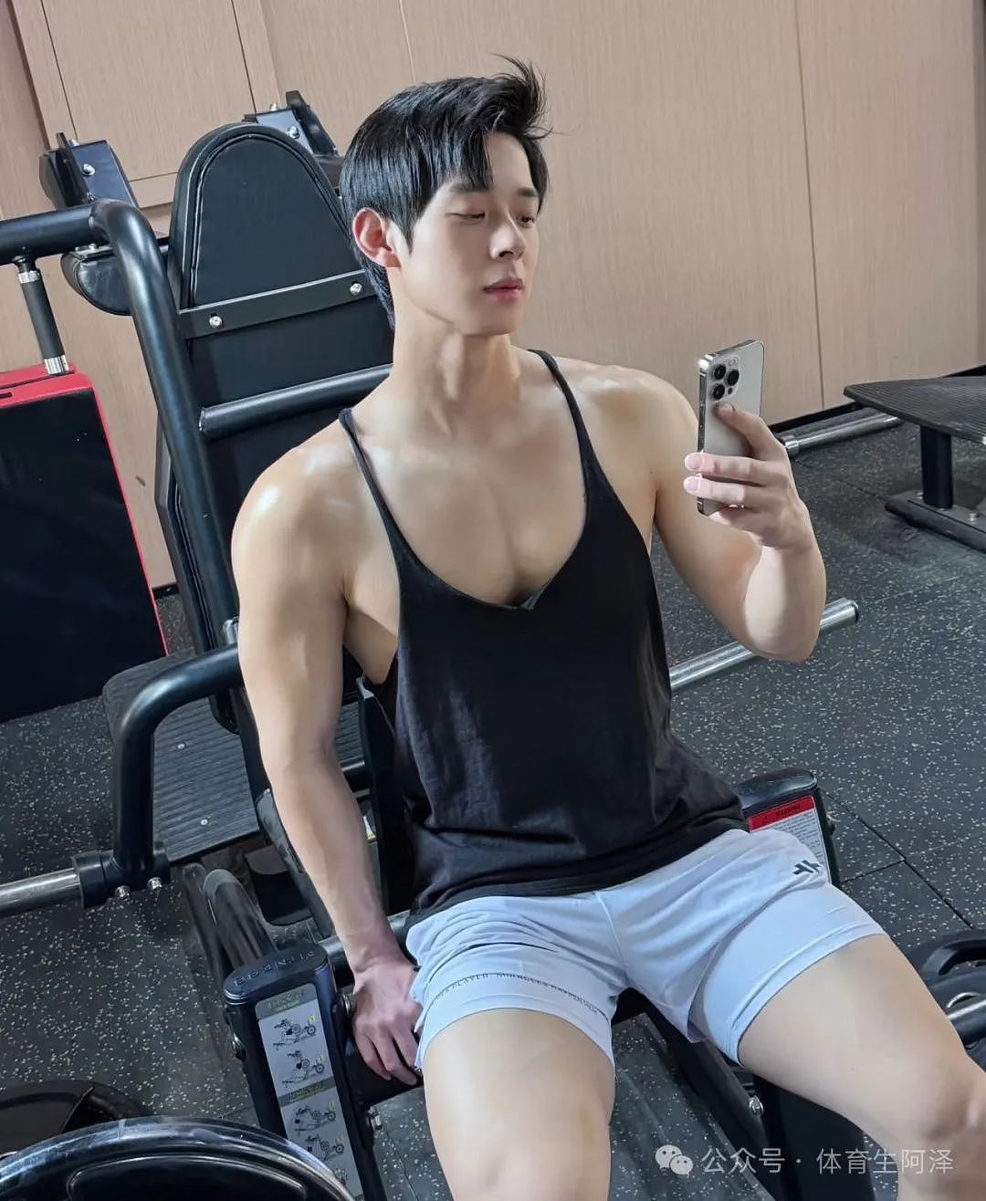【帅哥】185腹肌翘臀小狼狗，黑皮紧身衣健身，诱惑满满...（组图） - 9