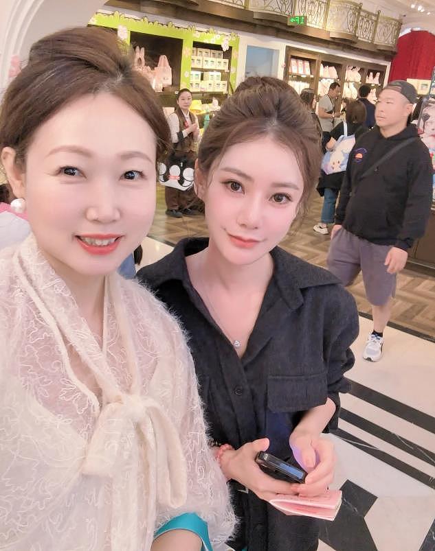 大S女儿在北京露面,玥儿戴手链,素颜特别像大S,可爱文静的女孩(组图) - 1
