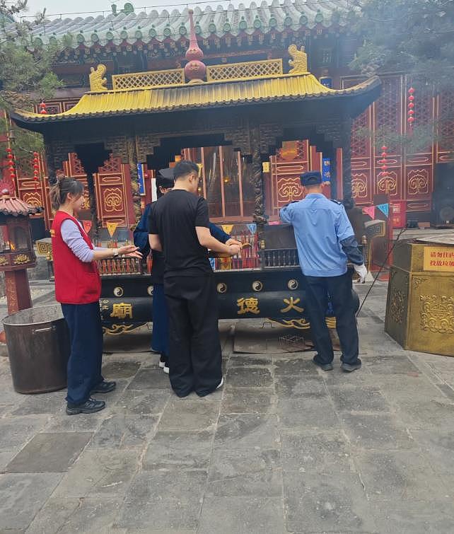 大S女儿在北京露面,玥儿戴手链,素颜特别像大S,可爱文静的女孩(组图) - 9