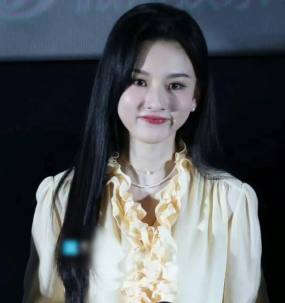 宋祖儿复出后首次露面，面部发肿妆太浓，状态和两年前相比差太多（组图） - 3