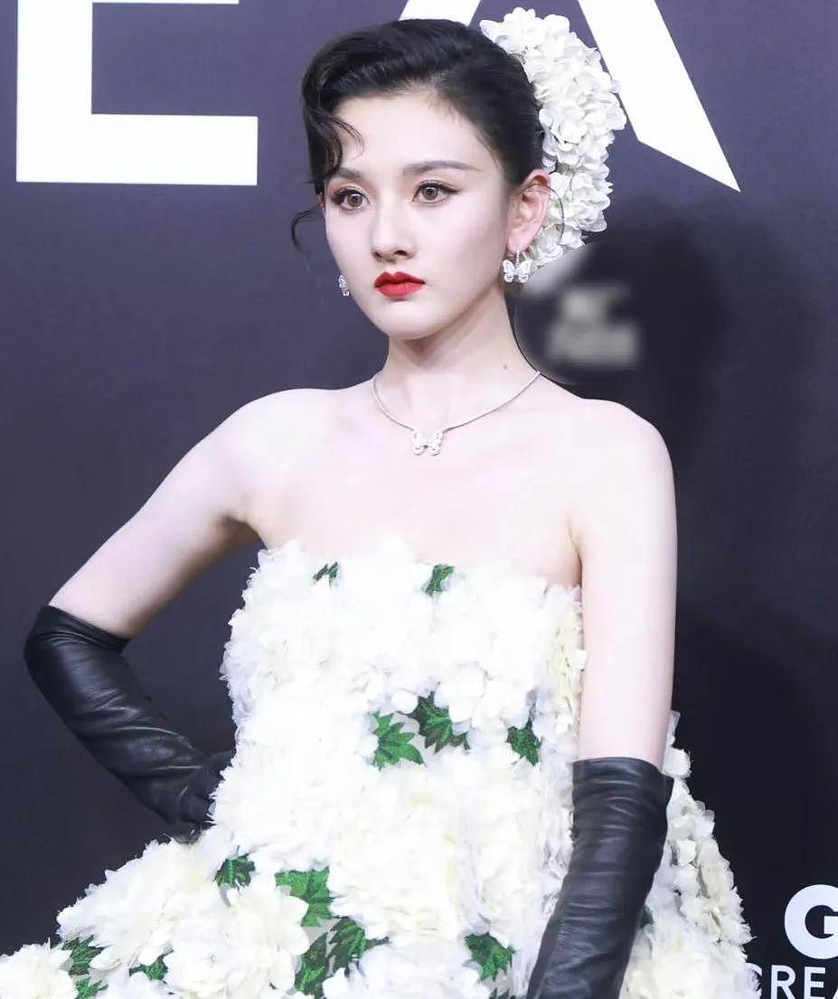 宋祖儿复出后首次露面，面部发肿妆太浓，状态和两年前相比差太多（组图） - 8