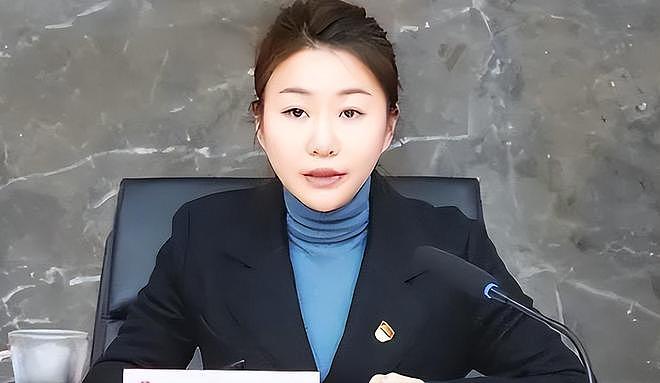 80后国企“美女董事长”：掌管500亿资产，白天工作，晚上解扣子（组图） - 1