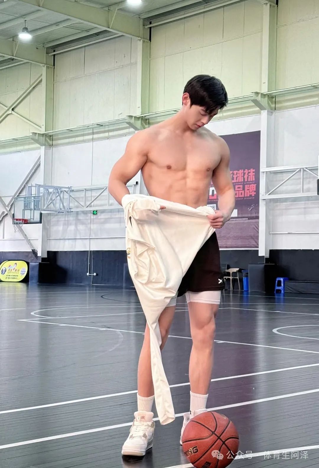 【帅哥】185腹肌翘臀小狼狗，黑皮紧身衣健身，诱惑满满...（组图） - 1