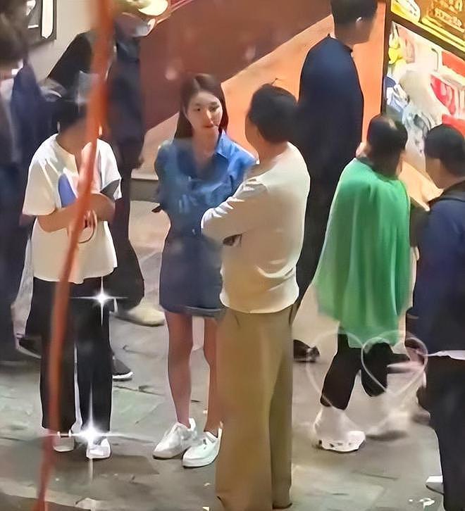 大S女儿在北京露面,玥儿戴手链,素颜特别像大S,可爱文静的女孩(组图) - 13