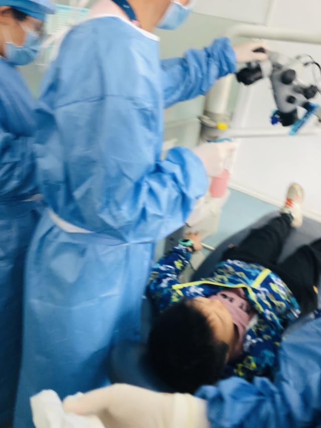 10龄童超市摔倒磕断两颗门牙，家长维权两年半尚未了结（组图） - 3