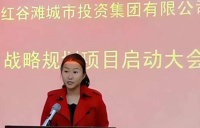 80后国企“美女董事长”：掌管500亿资产，白天工作，晚上解扣子（组图） - 3