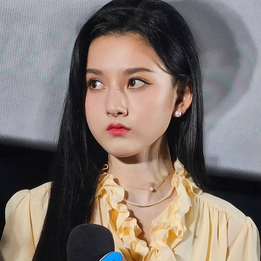 宋祖儿复出后首次露面，面部发肿妆太浓，状态和两年前相比差太多（组图） - 6
